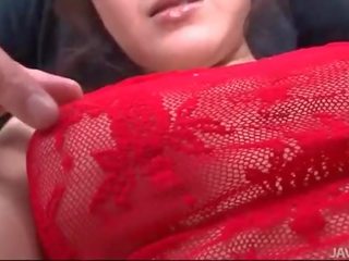 Rui natsukawa i rød undertøy brukt av tre striplings