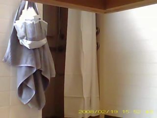 间谍 挑衅 19 年 老 女孩 showering 在 宿舍 浴室