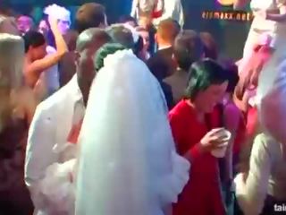 Fantastique chaud à trot brides sucer grand coqs en publique