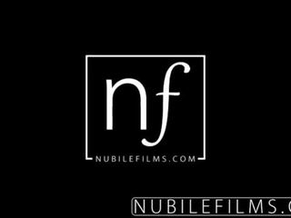 Nubilefilms - φαλακρός στενός/ή μουνί παίρνει σφυροκόπησε με σκληρά phallus <span class=duration>- 8 min</span>
