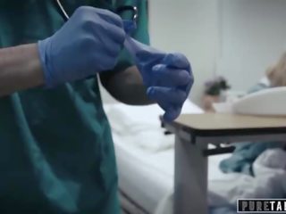 Zuiver taboe perv surgeon geeft tiener patiënt vagina onderzoek